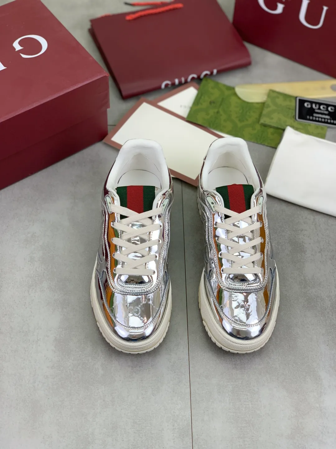 Men's men's shoes 💰P562 new Gucci Gucci couple 🧑‍🤝‍🧑 autumn and winter low-end catwalk casual sneakers, top version! The oil edge craftsmanship is reproduced one to one. New model for early spring, creating a perfect style, cool and sassy, ​​c-position fashionable wear, classic shoe style with retro and futuristic feel, showing exquisite texture! Open mold to customize high-density outsole. Comes fully packaged. Size: Female 35-40 Male 39-45 Fabric: Imported calfskin punching Lining: Imported original sheepskin lining